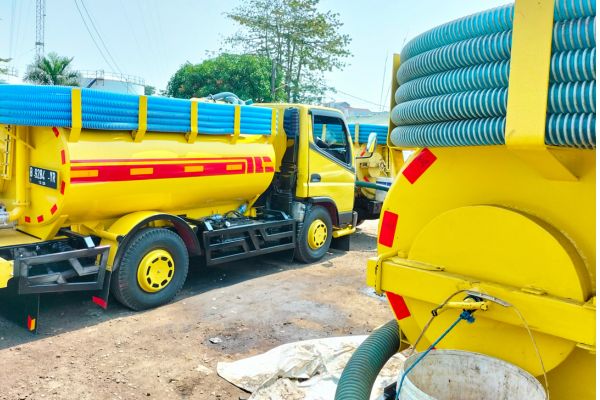 Armada truk vakum untuk layanan sedot WC – Lestari Sanitasi Solusi